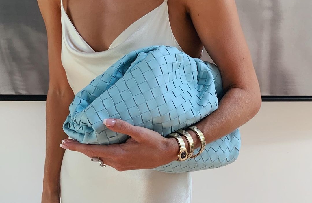 Το Pouch Bag είναι η πιο δημοφιλής τσάντα της σεζόν, απογειώνοντας το στιλ μας