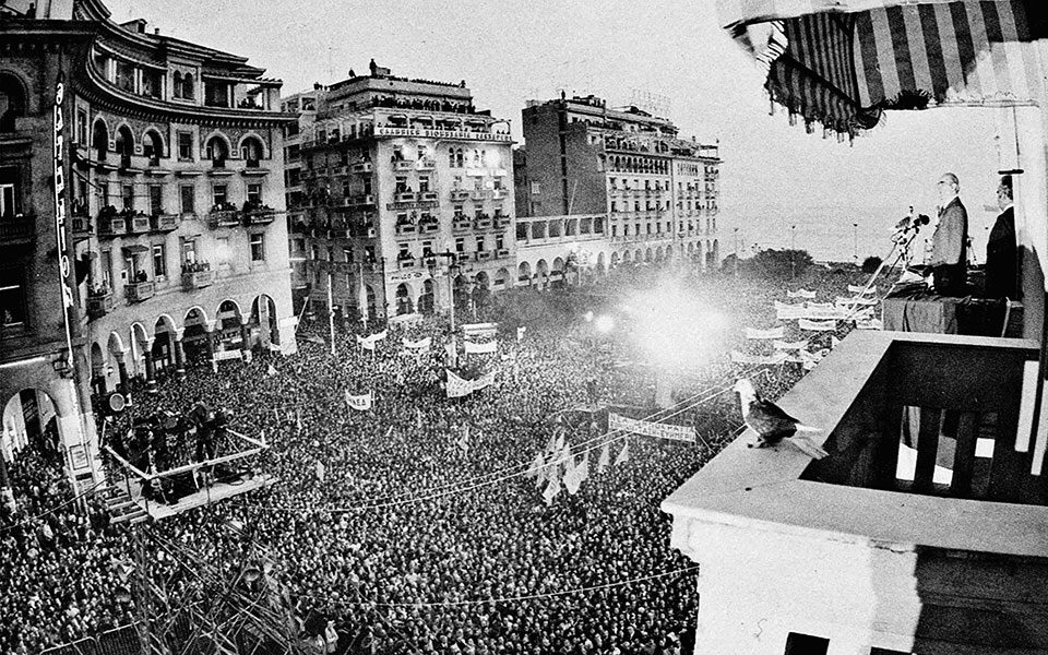 Η ιστορία των εκλογών #17 Η νίκη… παραίτηση Καραμανλή και ο διπλασιασμός του ΠΑΣΟΚ