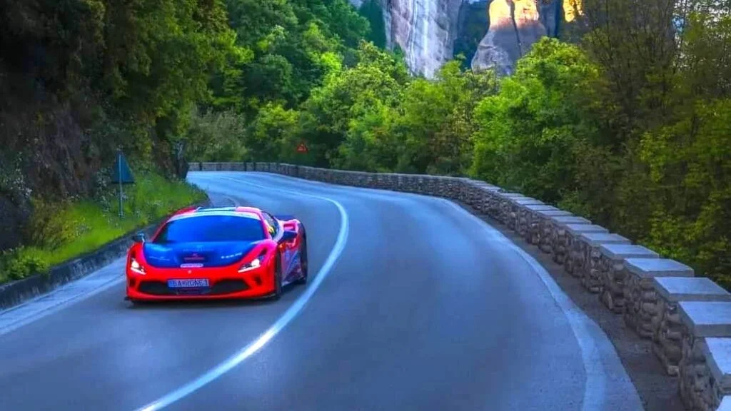 Μία Ferrari F8 Tributo έσπασε το ρεκόρ Guinness στα Μετέωρα