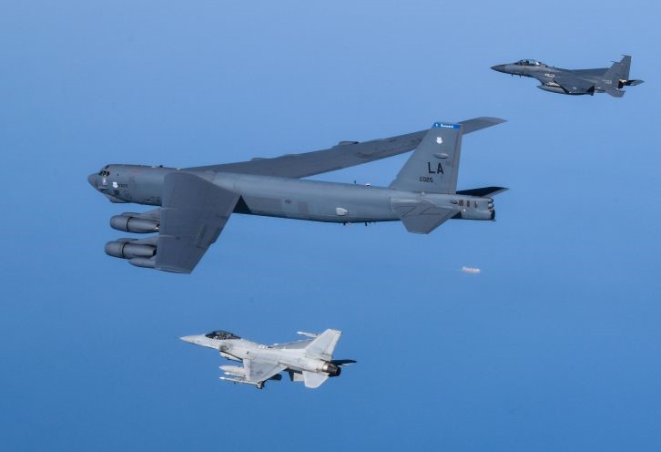 Πτήσεις αμερικανικών βομβαρδιστικών πάνω από την κορεατική χερσόνησο
