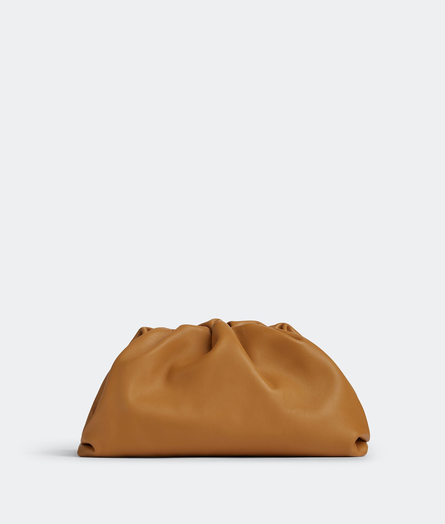 Το Pouch Bag είναι η πιο δημοφιλής τσάντα της σεζόν, απογειώνοντας το στιλ μας Pouch Bag