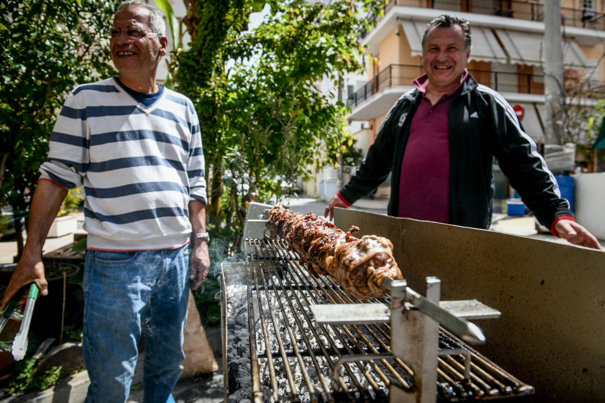 Αθήνα με σούβλα και τσίκνα και ένα άδειο από κόσμο κέντρο (pics) Αθήνα