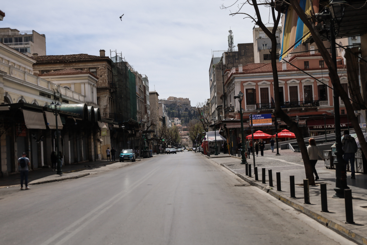 Αθήνα με σούβλα και τσίκνα και ένα άδειο από κόσμο κέντρο (pics) Αθήνα
