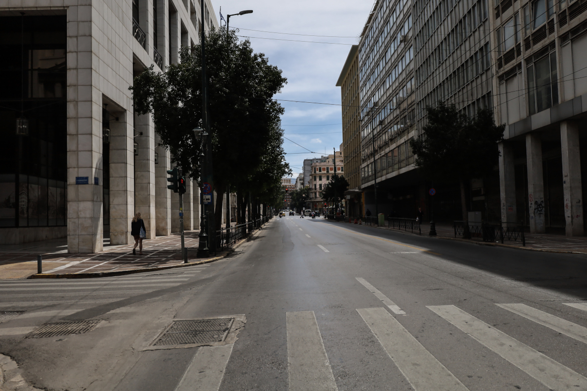 Αθήνα με σούβλα και τσίκνα και ένα άδειο από κόσμο κέντρο (pics) Αθήνα