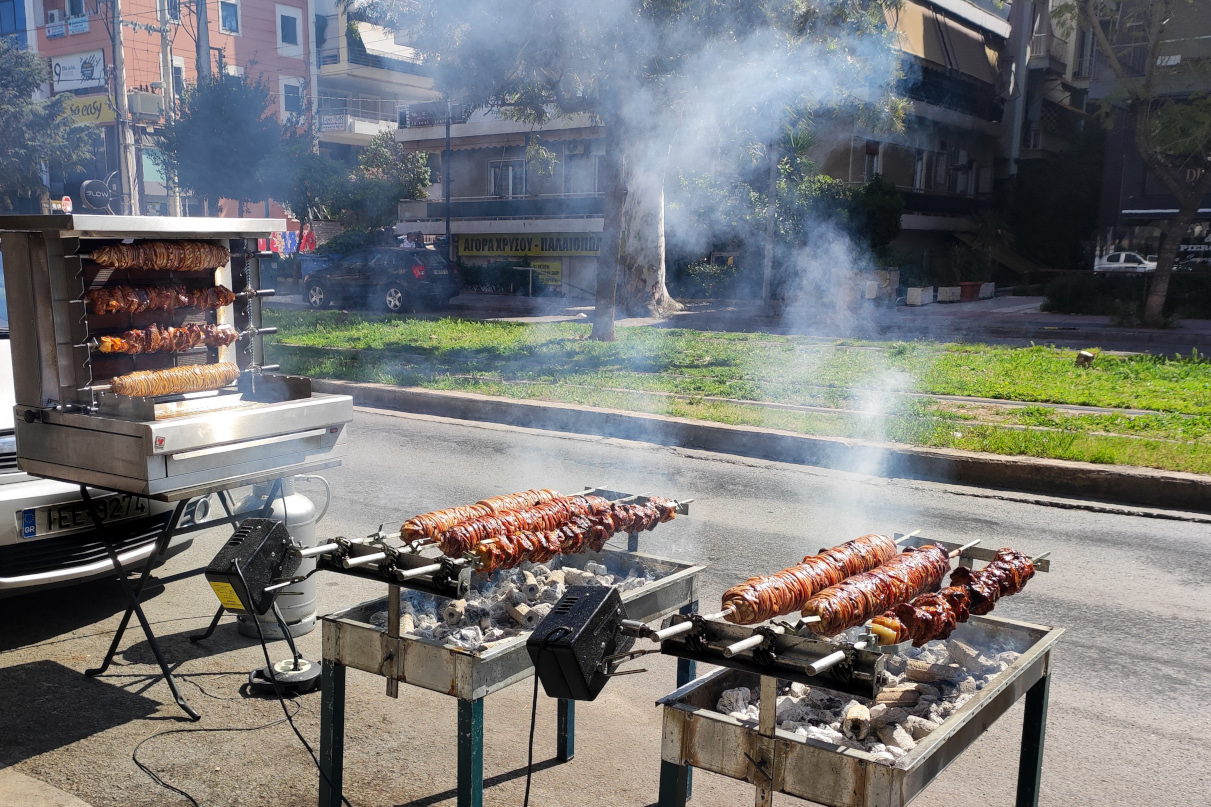 Αθήνα με σούβλα και τσίκνα και ένα άδειο από κόσμο κέντρο (pics) Αθήνα