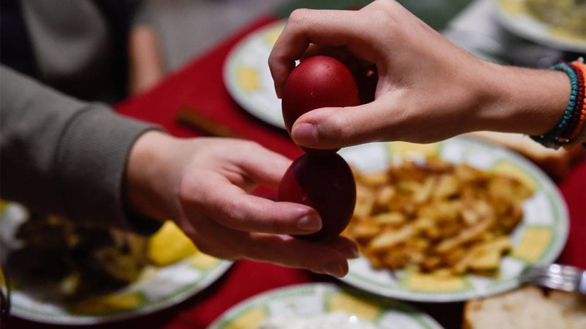ΕΟΔΥ: Πόσο «αντέχουν» τα πασχαλινά αυγά εκτός ψυγείου, τι ισχύει για το κρέας