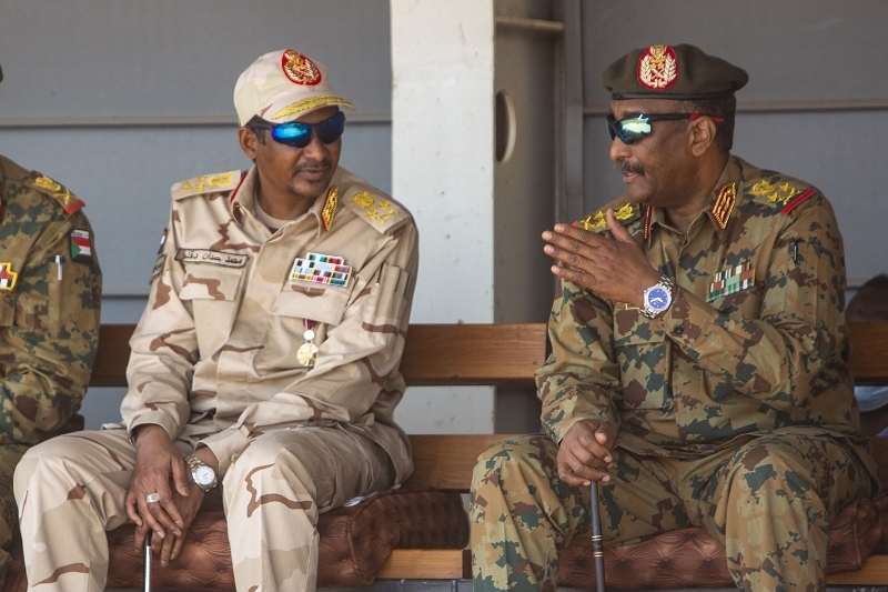 Μπουρχάν – Χεμεντί: Ποιοι είναι οι 2 εγκληματίες πολέμου που μάχονται για την ηγεσία του Σουδάν