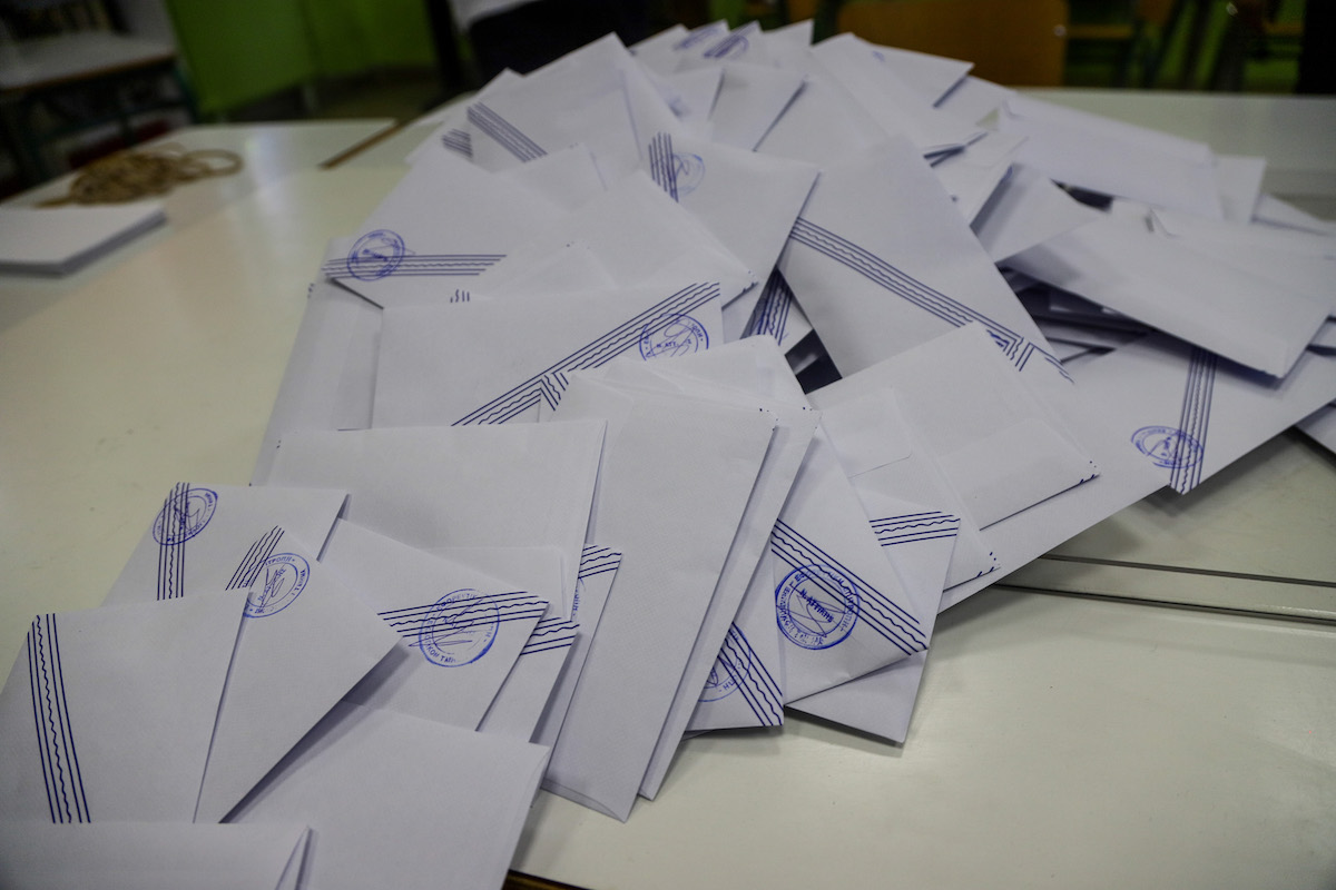 Αυτοδιοικητικές εκλογές: Πήγε να ψηφίσει κι έριξε κατά λάθος στην κάλπη φάκελο με 175 ευρώ