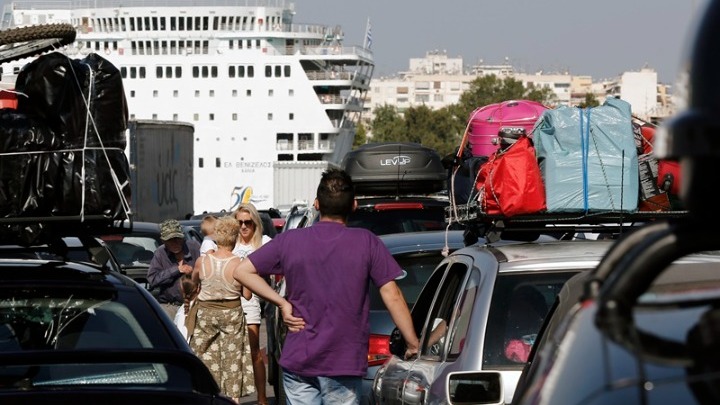 Κορυφώνεται η έξοδος του Πάσχα: Γεμάτα τα λιμάνια της Αττικής