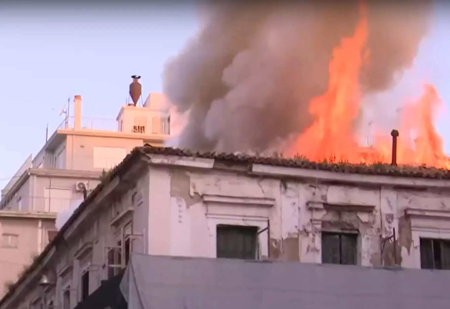 Φωτιά στην Αιόλου: Φόβοι κατάρρευσης του κτηρίου – Στις φλόγες διπλανό εστιατόριο