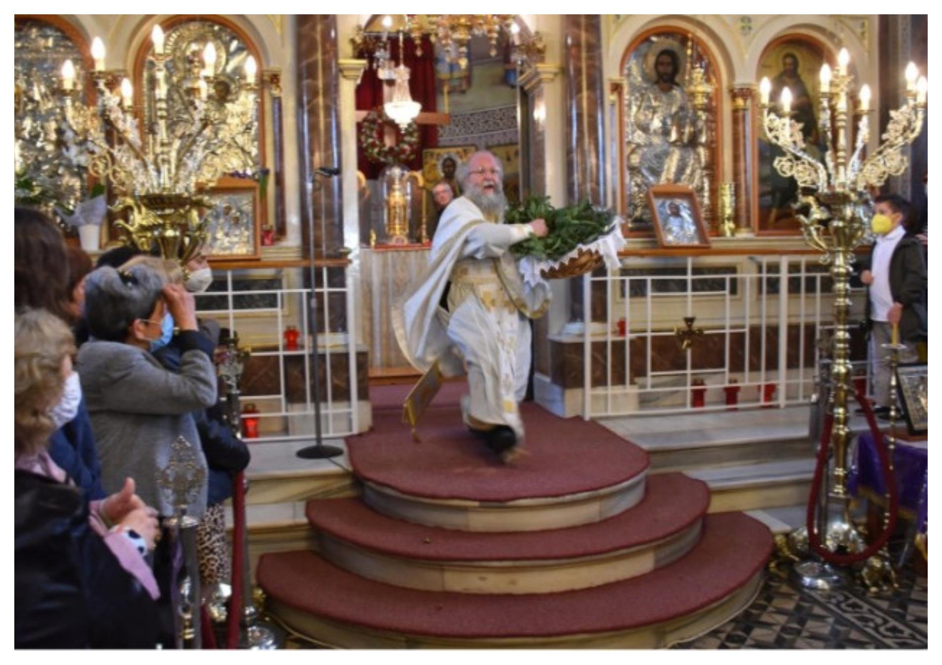 Χίος: Έκανε την πρώτη Ανάσταση ο «ιπτάμενος ιερέας» που γίνεται viral κάθε χρόνο