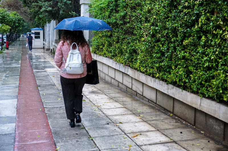 Καιρός: Βροχές και καταιγίδες, αλλά χωρίς… κρύο