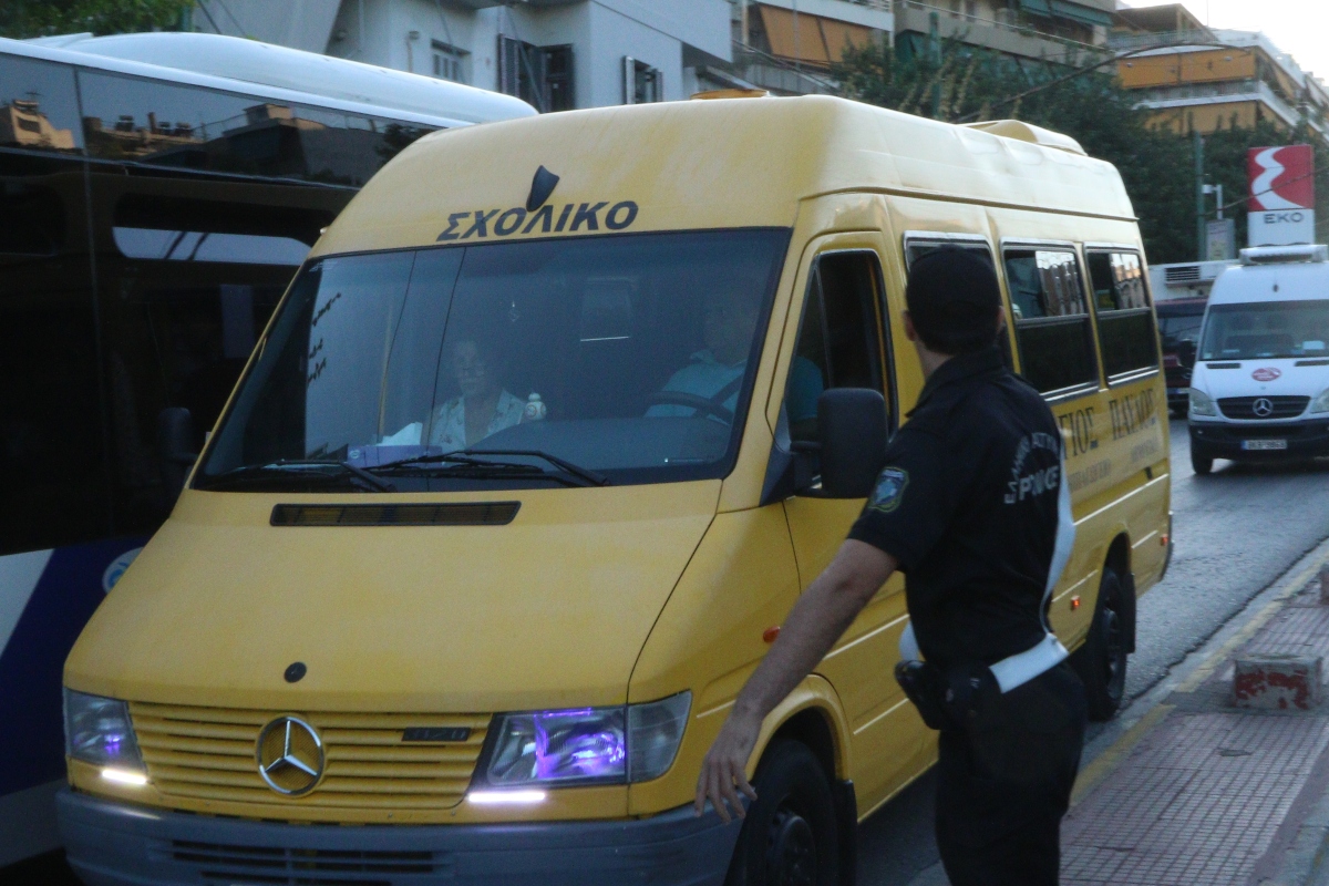 Καλύβια: «Βαρύ» το ιστορικό του 66χρονου που οδηγούσε σχολικό λεωφορείο χωρίς δίπλωμα – «Μύριζε αλκοόλ η ανάσα του», καταγγέλουν οι μαθητές