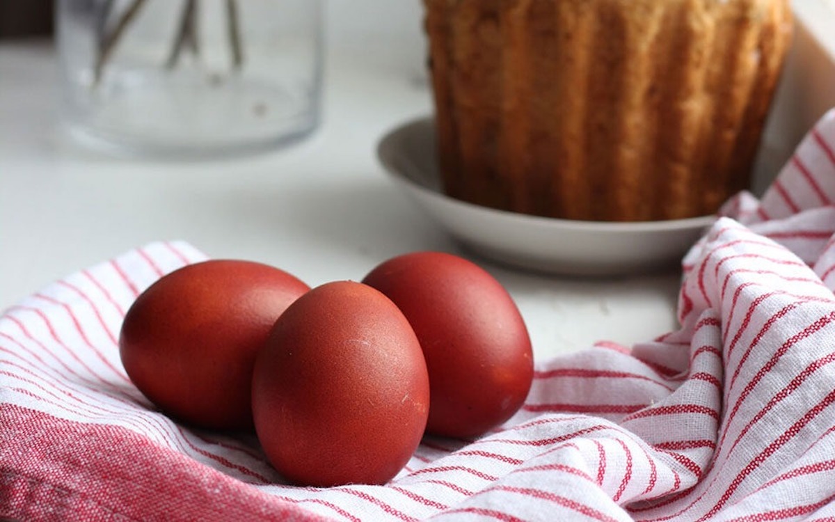 Ο λόγος που βάφουμε κόκκινα αυγά