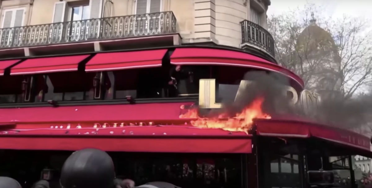Παρίσι: Διαδηλωτές έκαψαν το αγαπημένο εστιατόριο του Μακρόν
