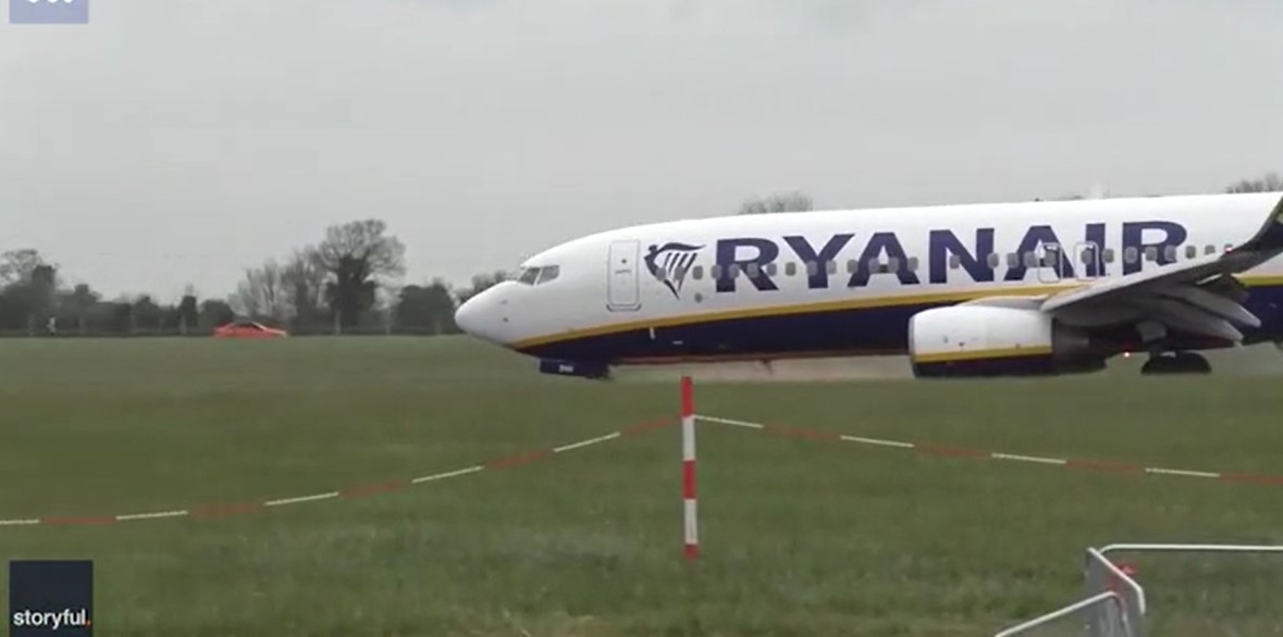 Τρόμος σε πτήση της Ryanair: Έβγαζε σπίθες η μύτη του αεροπλάνου, προσέκρουσε με τον αεροδιάδρομο στην προσγείωση