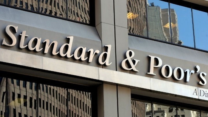 S&P: Αναβάθμισε τις προοπτικές του ελληνικού αξιόχρεου σε θετικές