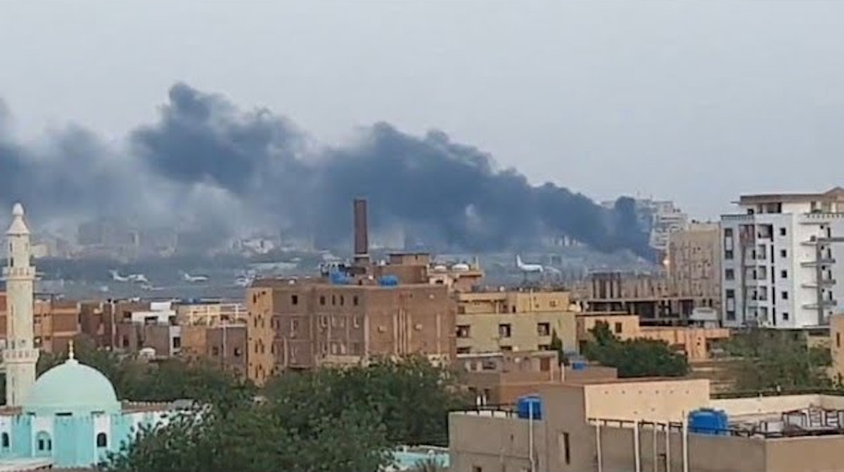 Σουδάν: Πυρά στο Χαρτούμ – Αγωνία για τους εγκλωβισμένους Έλληνες