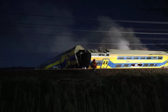 Σύγκρουση και εκτροχιασμός τρένου στην Ολλανδία: Ένας νεκρός και πολλοί τραυματίες