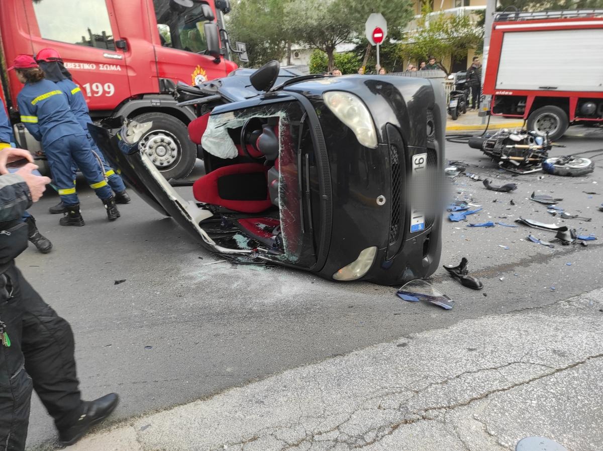Σοκαριστικό τροχαίο στον Άλιμο: Οδηγός μηχανής «καρφώθηκε» σε αυτοκίνητο