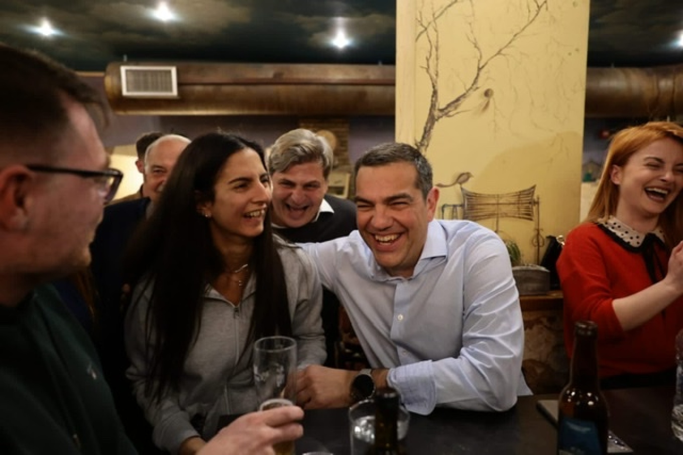 Ο Τσίπρας σε… μπαρ της Κεφαλλονιάς