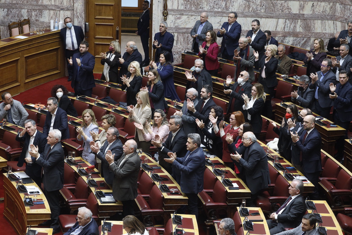 ΣΥΡΙΖΑ: Γιατί δεν θα ψηφίσει την τροπολογία για το κόμμα Κασιδιάρη – Η αποφασιστική απάντηση του Μητσοτάκη