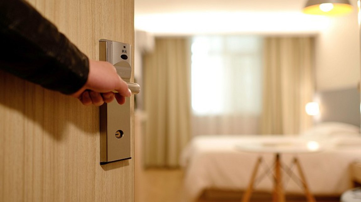 Ζευγάρι «έκλεισε» δωμάτιο ξενοδοχείου και φεύγοντας τα «σήκωσε» όλα: «Άφησαν μόνο το σαμπουάν», είπε η ιδιοκτήτρια (vid)