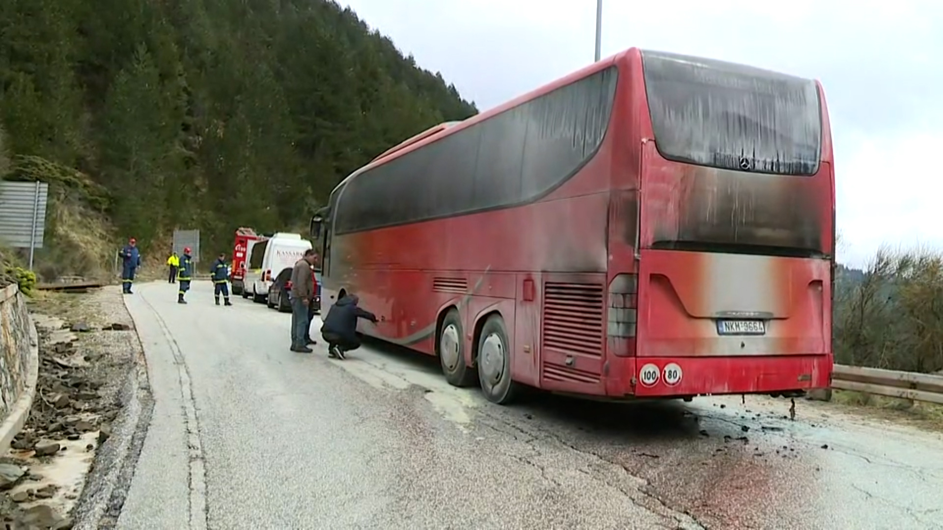 Μέτσοβο: «Μυρίζει έντονα καμένο» – Μαρτυρίες και εικόνες από τη φωτιά σε λεωφορείο