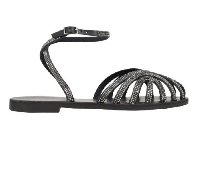Closed toe sandals: Τόλμησε πρώτη τη νέα τάση στα πέδιλα