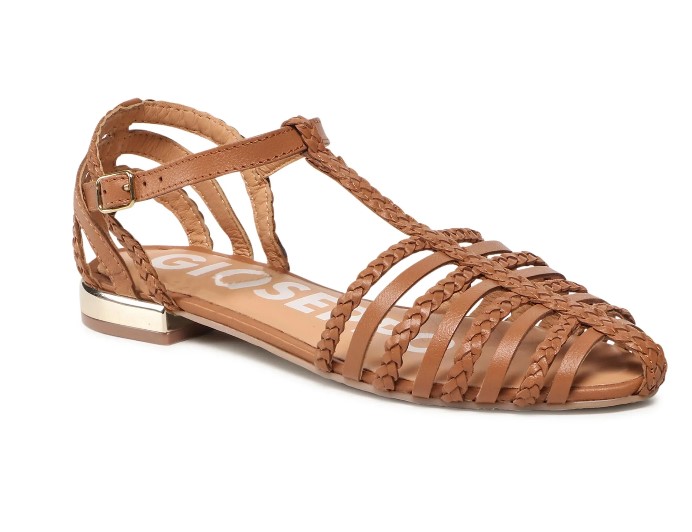 Closed toe sandals: Τόλμησε πρώτη τη νέα τάση στα πέδιλα