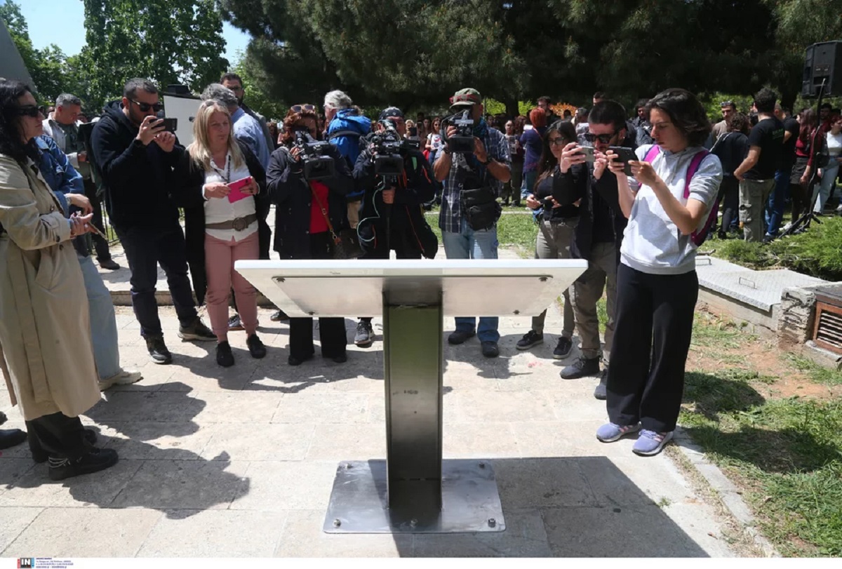 ΑΠΘ: Μνημείο για τους αδικοχαμένους φοιτητές των Τεμπών στήθηκε έξω από τη Φιλοσοφική Μνημείο Τέμπη Φιλοσοφική