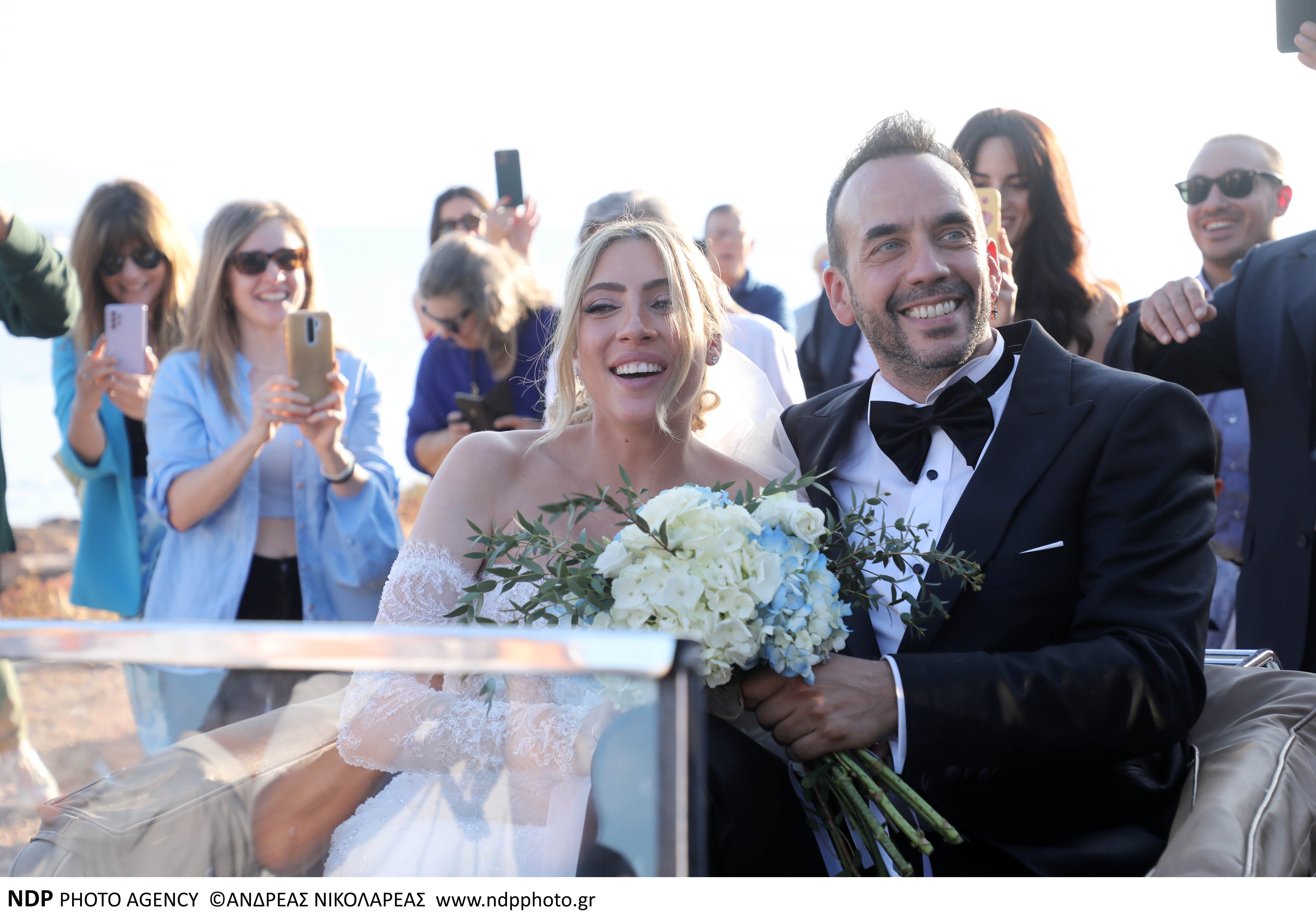 Πάνος Μουζουράκης – Μαριλού Κόζαρη: Ο γάμος στην Αίγινα, η άφιξη της νύφης και οι καλεσμένοι (Pics)