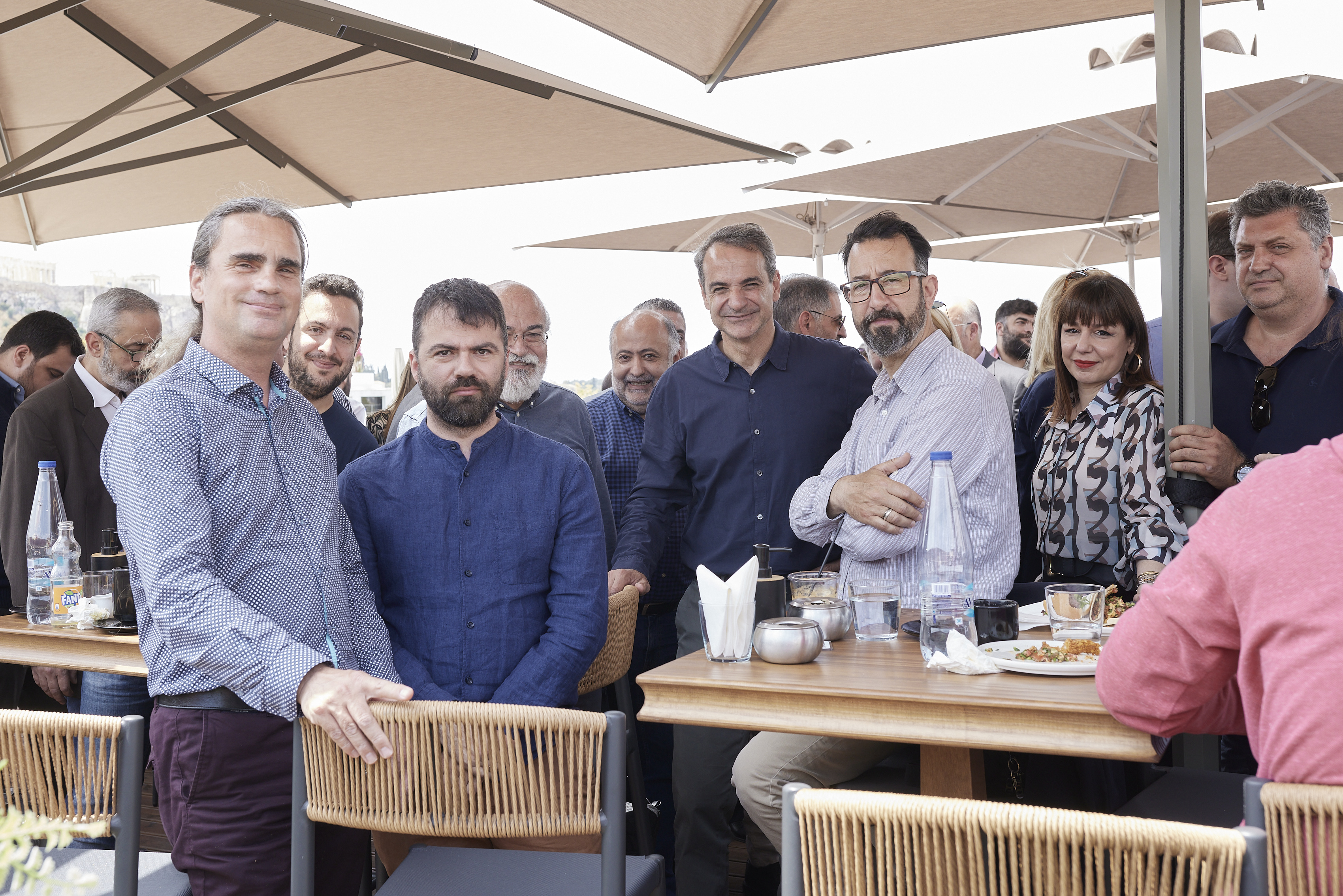 Μητσοτάκης: Η βόλτα στην Ερμού και η μπάλα που θα παίξει με φίλους σήμερα το βράδυ - Σε ποια θέση αγωνίζεται Μητσοτάκης