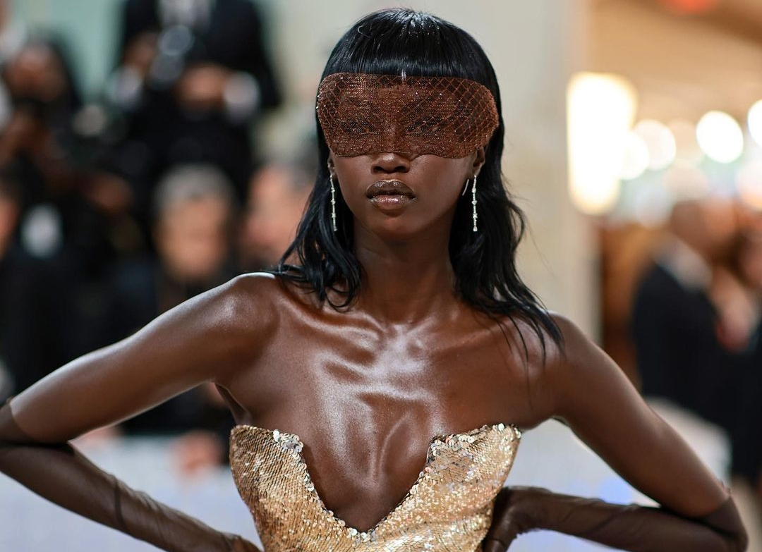 Anok Yai: Η διάδοχος της Naomi Campbell που εντυπωσίασε στο Met Gala