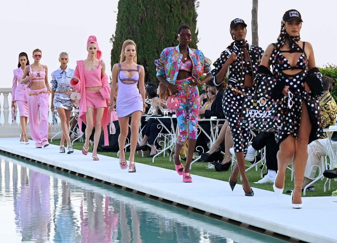 Versace: Παρουσίασε στις Κάννες την Cruise συλλογή του, με άρωμα 90s και πρωταγωνίστρια τη Dua Lipa
