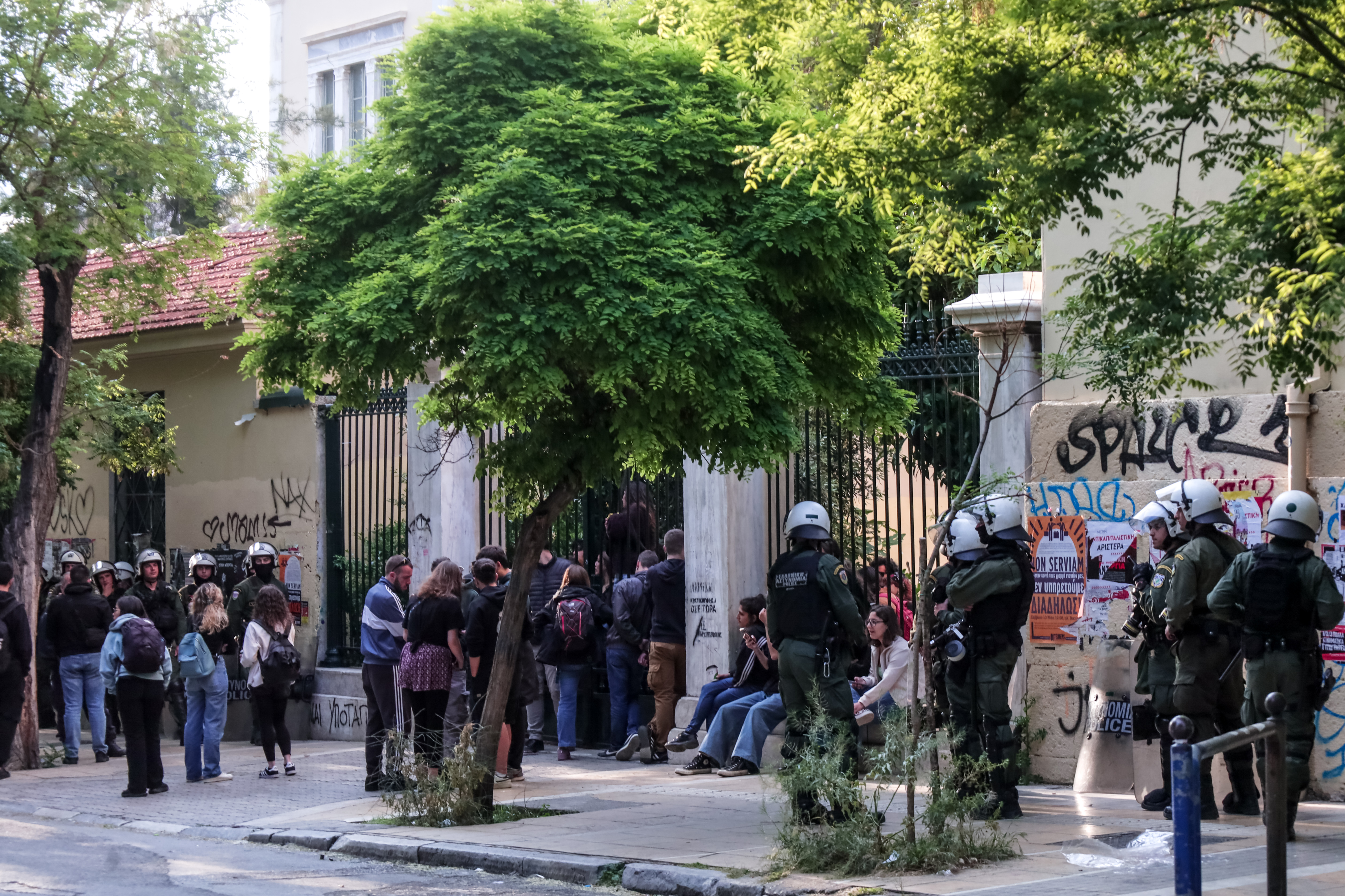 Δυνάμεις των ΜΑΤ έξω από το Πολυτεχνείο