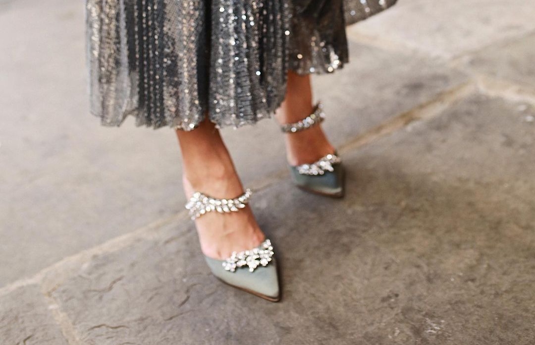 Τα satin mules είναι τα πιο θηλυκά παπούτσια της άνοιξης