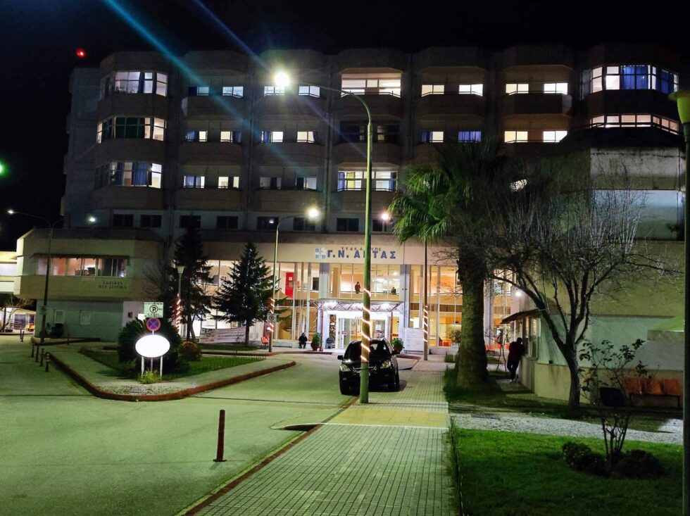 Άρτα: Απειλεί να πέσει από όροφο του νοσοκομείου η μητέρα του μωρού