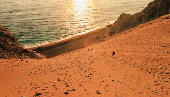 «Κόκκινη Άμμος»: Στη λίστα με τις καλύτερες παραλίες γυμνιστών στον κόσμο