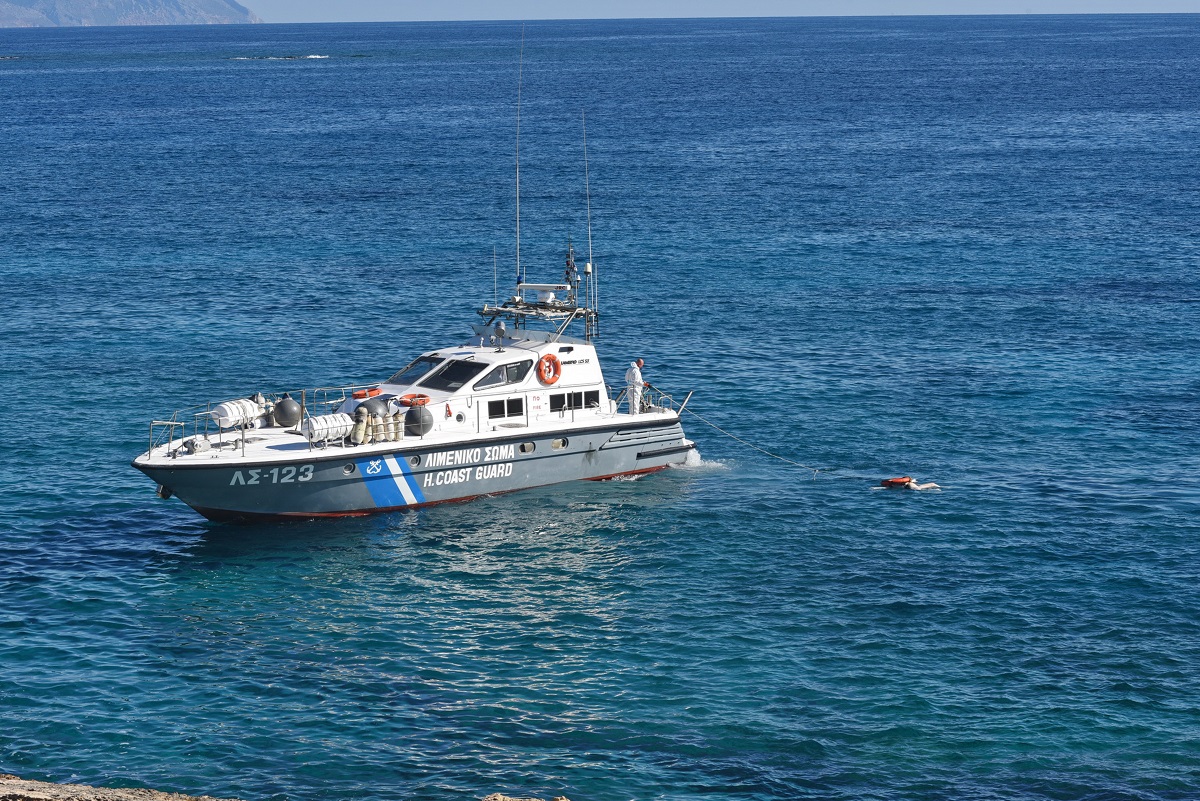 Λέσβος: Ανασύρθηκε από ελικόπτερο του Πολεμικού Ναυτικού ένα άτομο σώο από το βυθισμένο φορτηγό πλοίο – 13 ακόμη αγνοούνται