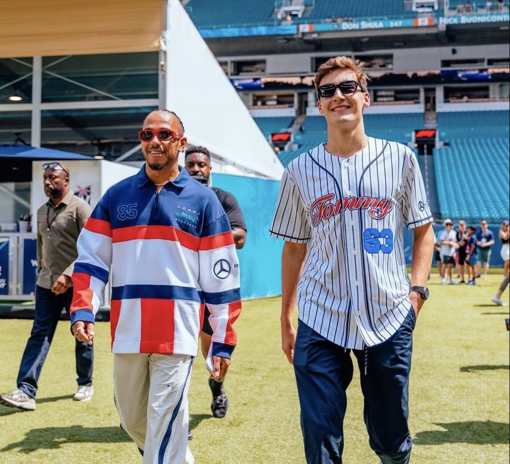 O Lewis Hamilton και ο George Russell με τη συλλογή Tommy Hilfiger x Mercedes-AMG F1 x Awake NY στο Grand Prix του Miami