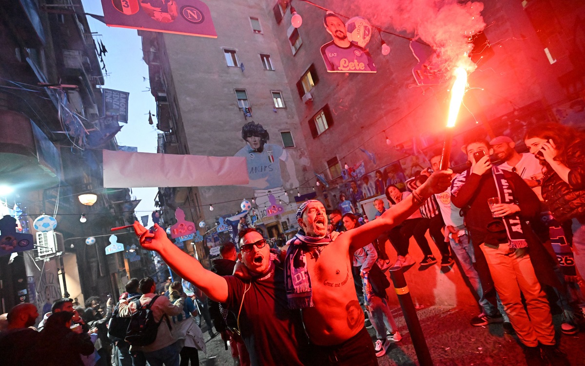 Νάπολι: Απίστευτες σκηνές στην πόλη μετά την κατάκτηση του πρωταθλήματος – Τα παιδιά του Ντιέγκο το γιόρτασαν με τη ψυχή τους (Vids)