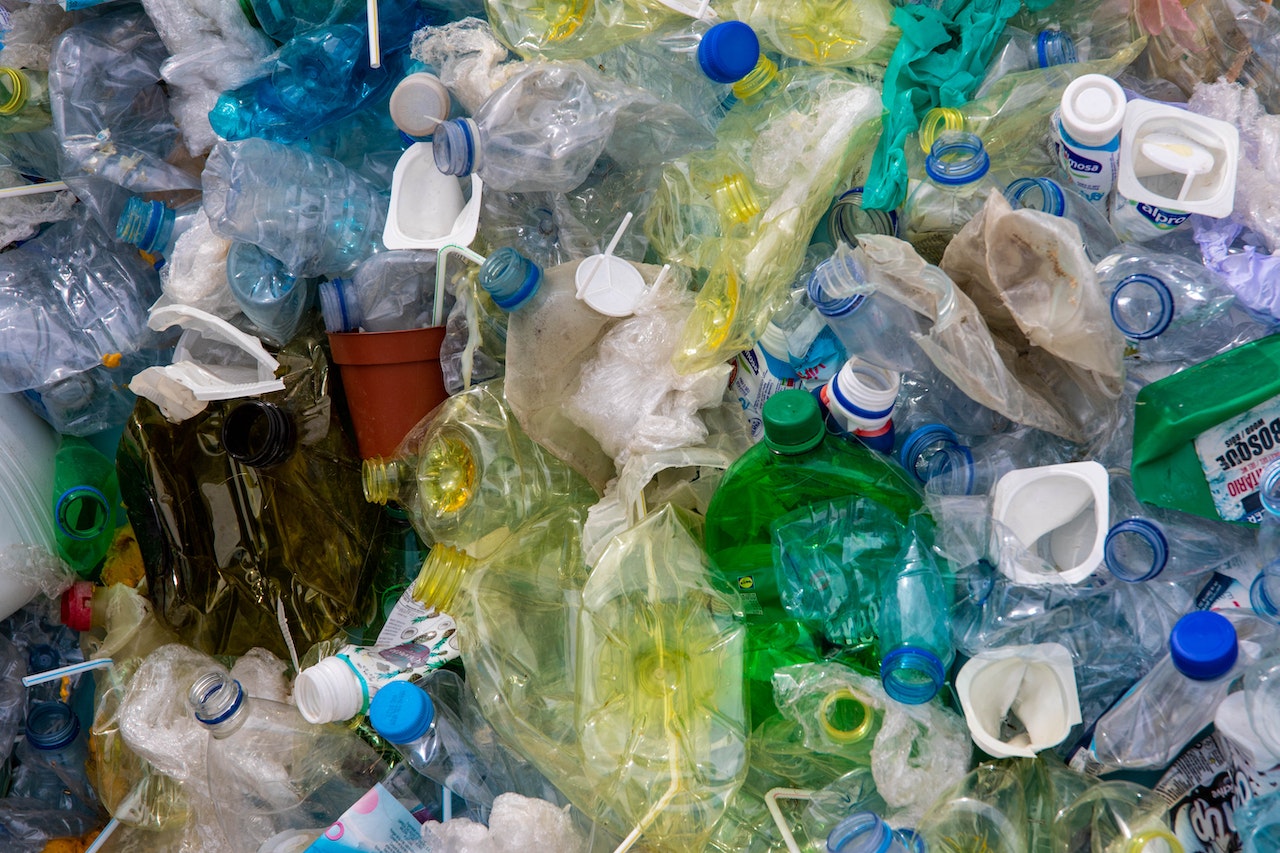 Επανάσταση στην ανακύκλωση: Ανακαλύφθηκαν μικρόβια που «τρώνε» πλαστικά σε χαμηλές θερμοκρασίες