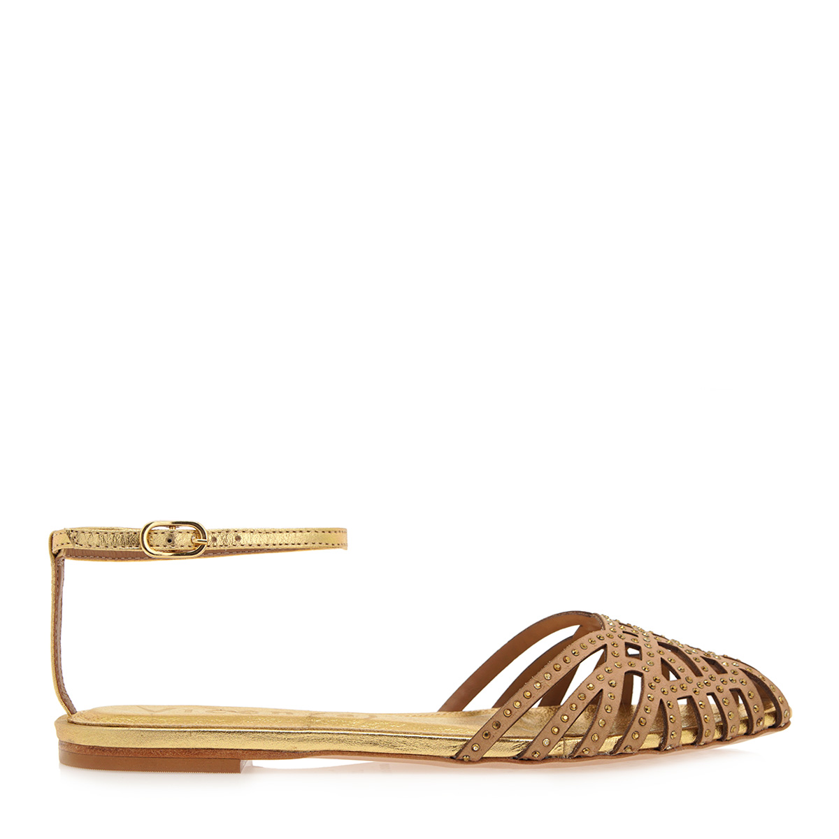 Closed toe sandals: Τόλμησε πρώτη τη νέα τάση στα πέδιλα
