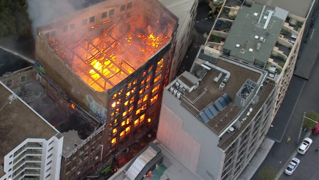 Σίδνεϊ: Τεράστια φωτιά σε επταώροφο κτίριο