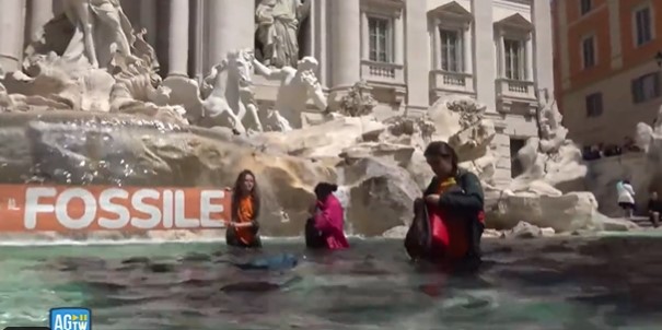 Ιταλία: Ακτιβιστές για το κλίμα έριξαν μαύρο νερό στη Fontana Di Trevi (Vid)