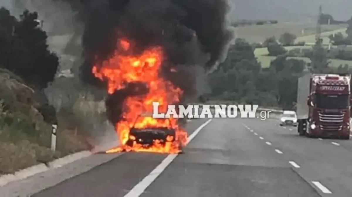 Φθιώτιδα: Τυλίχθηκε στις φλόγες αυτοκίνητο εν κινήσει