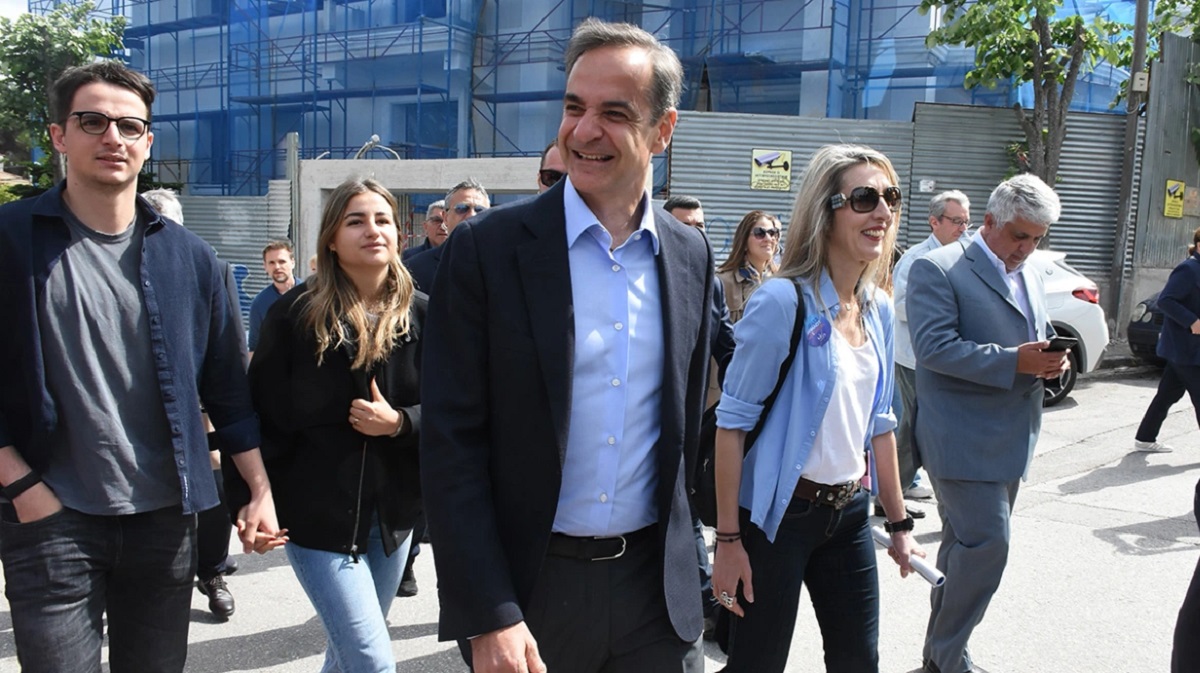 «Σήμερα ψηφίζουμε για το μέλλον μας»: Έριξε την ψήφο του ο Μητσοτάκης – Ποιους είχε μαζί του;