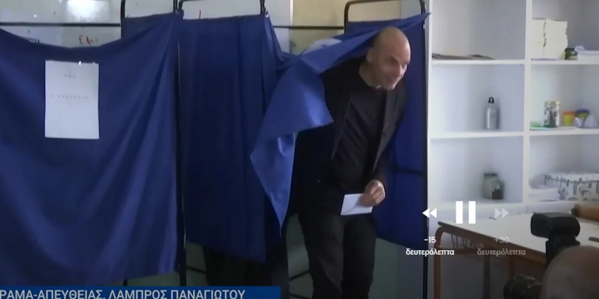 Ψήφισε στο Πέραμα ο Γιάνης Βαρουφάκης: «Η ελπίδα σήμερα θα ευοδωθεί»