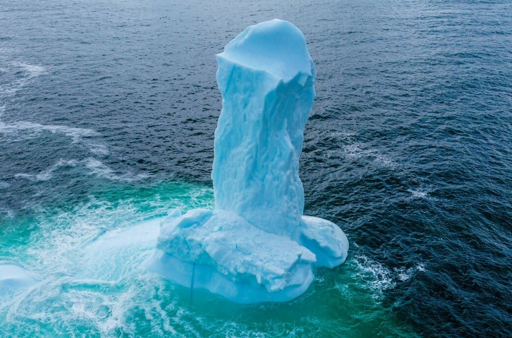 Τα πρώτα προβλήματα από το λιώσιμο των πάγων: Παγόβουνο σε σχήμα φαλλού στα ανοιχτά του Καναδά
